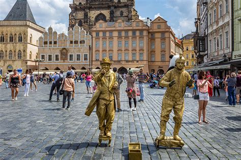 捷克布拉格老城广场上的街头艺人表演高清图片下载-正版图片500970504-摄图网