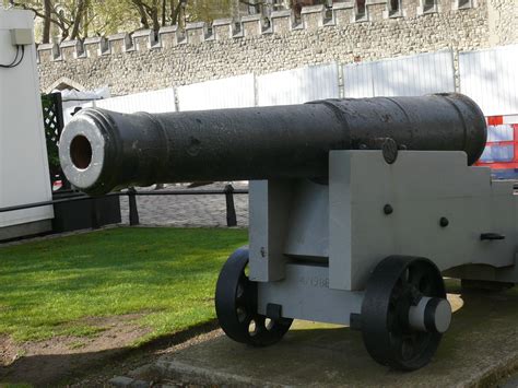 1800 12 Pounder Cast Iron Wooden Garrison Carriage Londres Tower Bridge ...