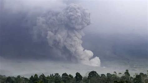 Mount Semeru volcano erupts, Indonesia issue warning of highest level ...