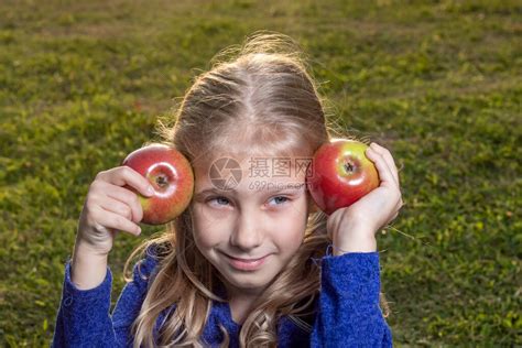 白发女孩手上握着两个红苹果太阳低了高清图片下载-正版图片506730719-摄图网