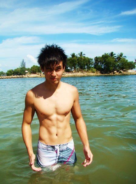 thumbs.pro : cute boy with a washboard bodz =p