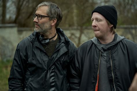 Zahradníkův rok: Hořkosladká komedie s Kaiserem a Kozubem má trailer ...