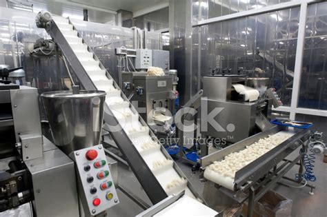 在食品工厂的生产流水线。 照片素材 - FreeImages.com