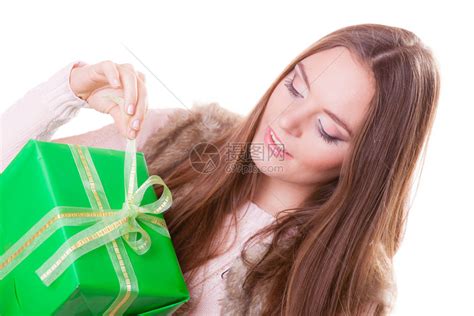 快乐的漂亮女人带着绿盒礼物孤立在白色上生日纪念的概快乐礼物生日高清图片下载-正版图片305079197-摄图网