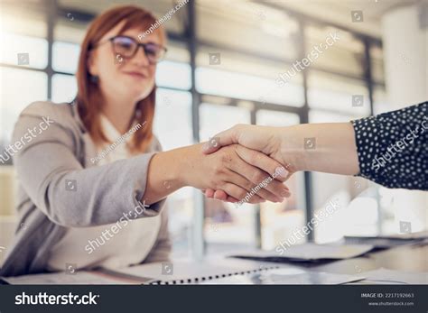 iStock Job Application Handshake HD Wallpaper 的图像结果