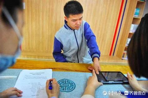 山东济南：上门办证服务考生-人民图片网