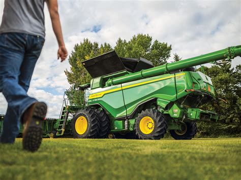 iF Design - John Deere X9 Combine