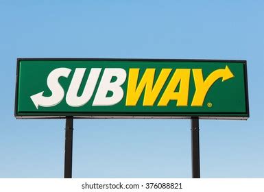 Subway Restaurant Sign 的图像结果