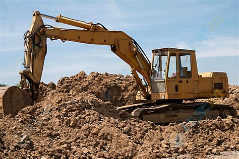 反铲式挖掘机是我们最常见的挖土设备