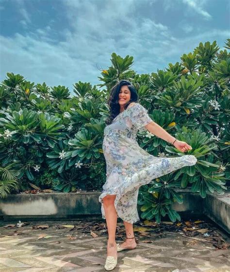 Soon-to-be-mommy Kishwer Merchantt flaunts her baby bump, shares her ...