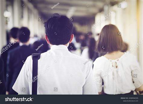 People Walking Back View 的图像结果