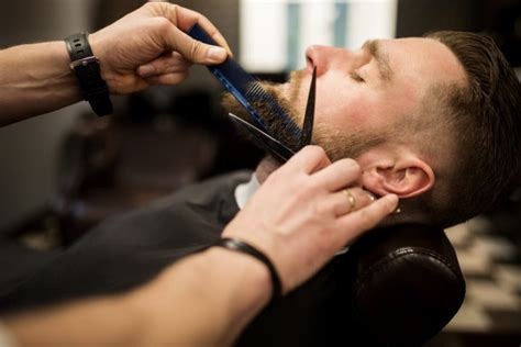 理发师为刮胡子准备脸高清图片下载-正版图片505232189-摄图网