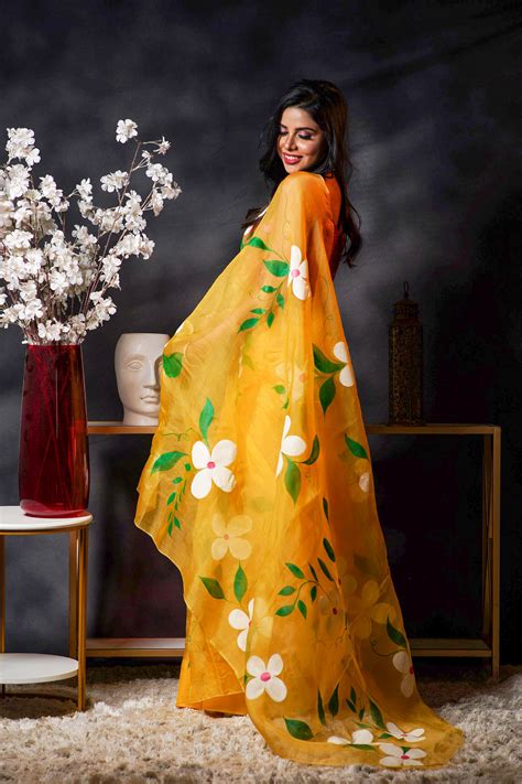Amber Handpainted Saree – Avalipt