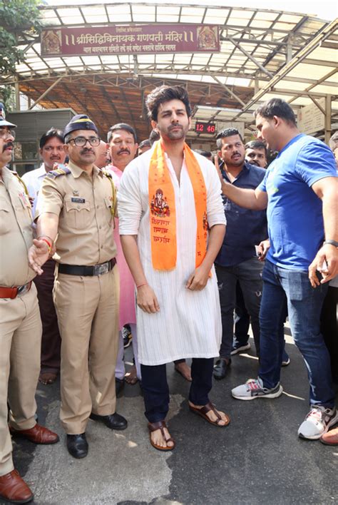 Birthday Boy Kartik Aaryan Dons A ‘Sanskari’ Look As He Visits ...
