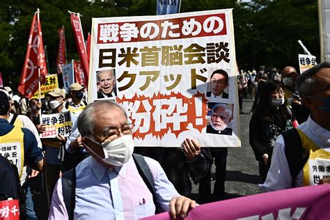 日本反战团体在东京繁华街区示威“迎接拜登”：反对“四边机制”！