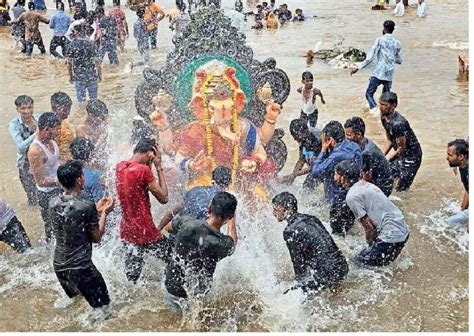 Immersion of large Ganesha idols of Palanpur in Banas river bed where ...