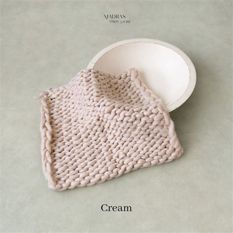 Lumpy Layer | 50 x 40 in cms – Madras Prop Store