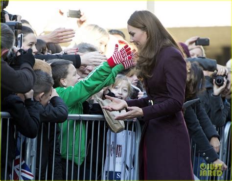 威廉王子凯特王妃出席活动 两人甜蜜拥抱恩爱有加-搜狐大视野-搜狐新闻