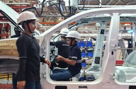 Women take charge of Tata Motors flagship SUV assembly line | Autocar ...