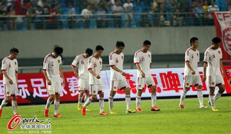 赢啦！国足2-1逆转泰国挺进八强 球员赛后牵手谢场_独家图片_图片频道_齐鲁网