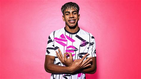 Lamine Yamal Wallpaper 4K, eFootball 2025, Pink background