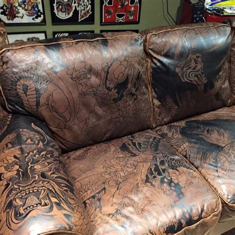 Who Wouldn't Want This Tattooed Sofa In Their Home? | Дизайн гаража ...