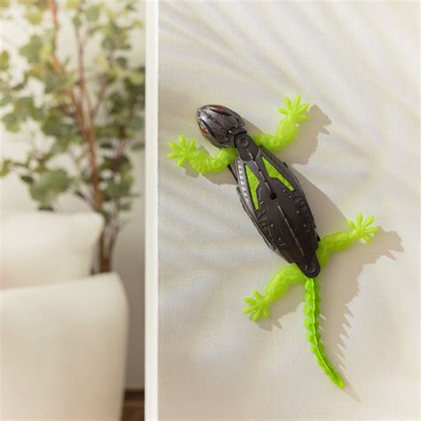 Hex Bots Wall Crawler Gecko Remote Control Figure | The Entertainer
