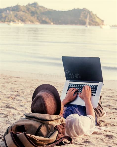 Beach Pictures with People Using Computer 的图像结果