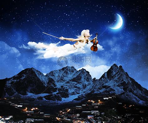 晚上梦轻的金发女孩夜空中飞翔高清图片下载-正版图片300491449-摄图网