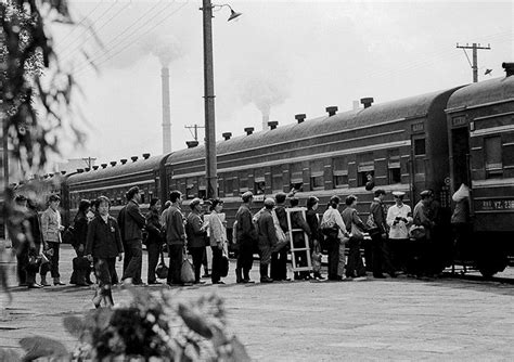 用40年拍摄火车上的旅途百态 数10万张照片记录铁路变迁_央广网