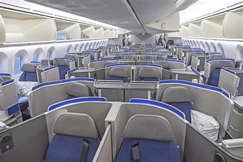 Business Class vs First Class 的图像结果