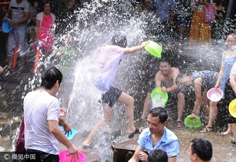 成都上万游客古镇打水仗 尽享夏日清凉_图片频道__中国青年网