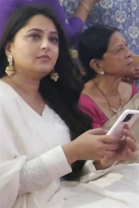 Anushka Shetty’s Bio, Age, Relationships, Latest Buzz, Photos & Videos