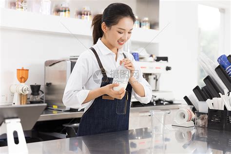 饮品店女性服务员制作奶茶高清图片下载-正版图片501753030-摄图网