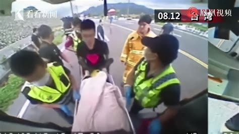 救护车遭油罐车逆向冲撞 车全撞烂3人重伤急救_凤凰网视频_凤凰网