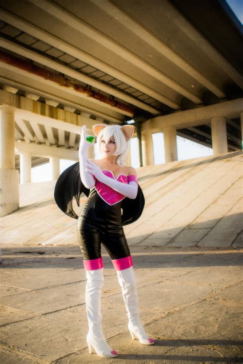 Rouge the Bat cosplay by Violet--chan on DeviantArt
