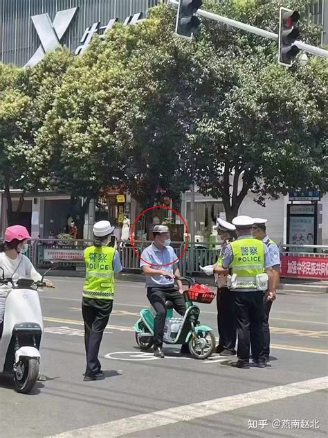 骑电动车忘记戴头盔，遇到交警查不用怕，这个“办法”避免被处罚_搜狐汽车_搜狐网