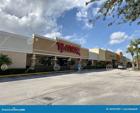 Vero Beach, FL/USA-10/28/19: O Exterior De Uma Loja De Varejo De Desconto TJ Maxx Foto de Stock ...