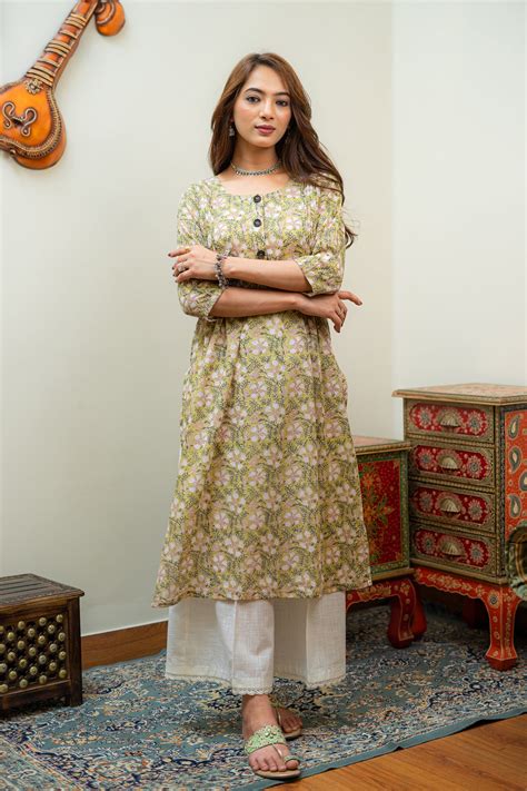 Intricately Side Pleated Floral Kurta – tSucchi Traditions