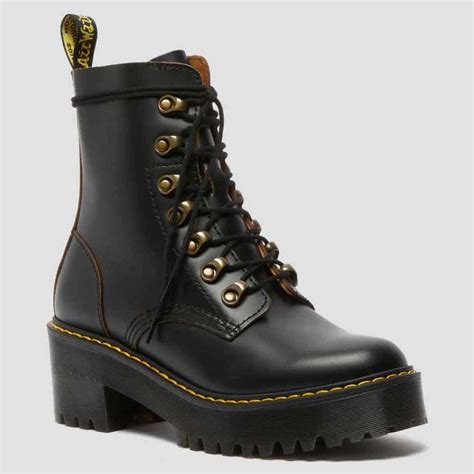 13 Sepatu Dr. Martens Wanita Terbaik: Pilihan Stylish dan Tahan Lama