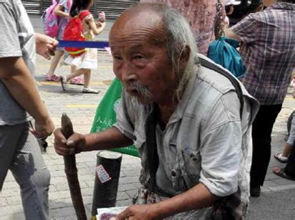 百岁老人沿街乞讨，真相到底是什么？_善达观_善达网