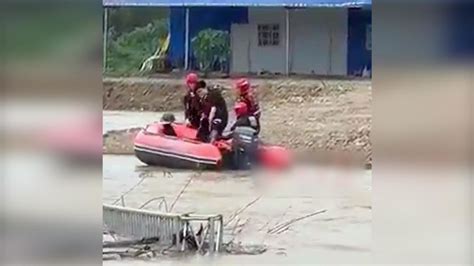 男子被洪水围困，消防出动橡皮艇救援_凤凰网视频_凤凰网