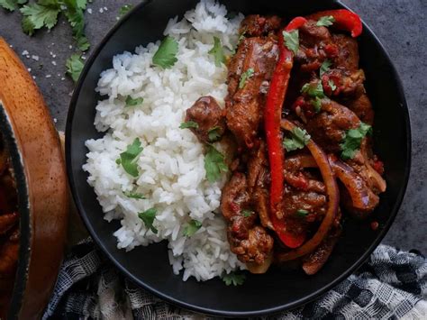Pollo Guisado (Dominican Stewed Chicken) - Dee's Little Kitchn