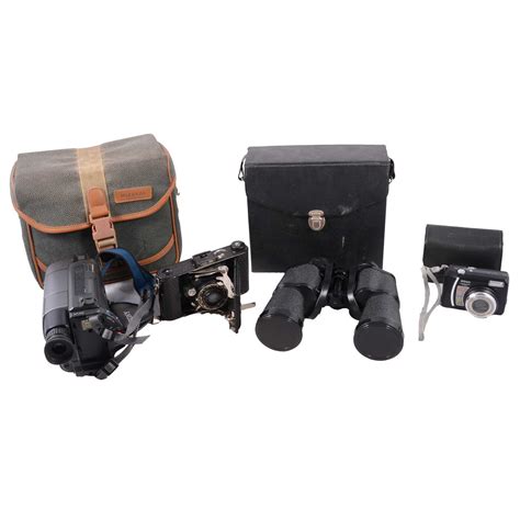 Lot 95 - A collection of cameras and binoculars,
