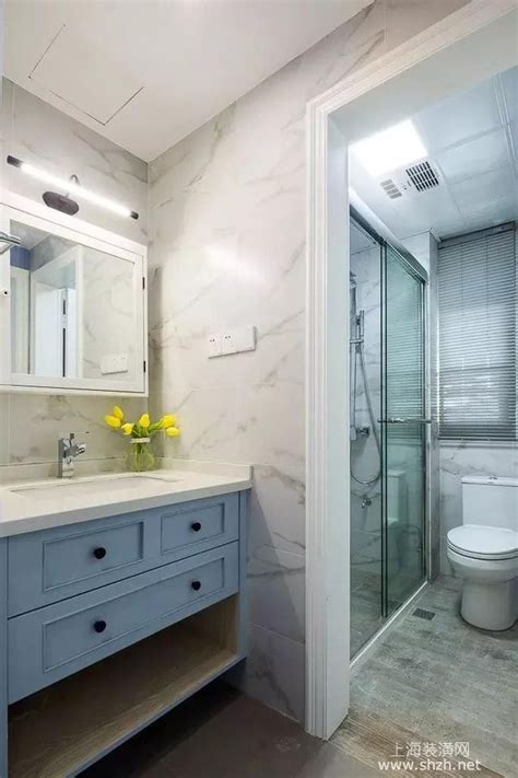 设计理念：卫生间墙面淡黄色的墙砖配合整体风格，冲凉房排水槽的设计_装修美图-新浪家居