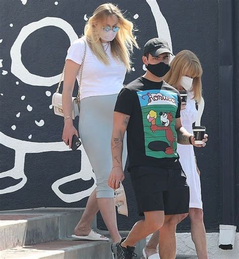 Sophie Turner is committed to wearing a face mask in public; these ...