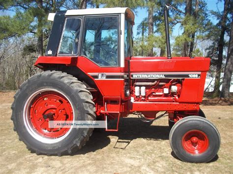 1086 International Farm Tractor W/ Cab/good Interior