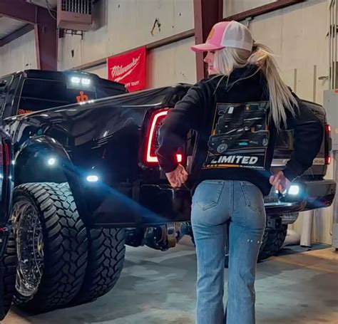 Lindsey Bercosky in 2025 | Outfits with leggings, Punchy western outfits, Country girls