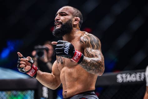 जॉन लिनेकर ने ONE 168 के मॉय थाई डेब्यू में असा टेन पॉ को फिनिश करने का ...