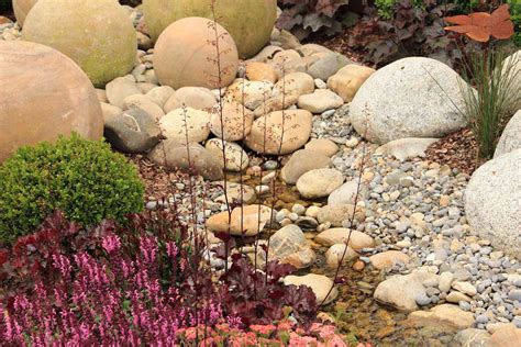 23 River Rock Landscaping Ideas for Your Garden and Yard